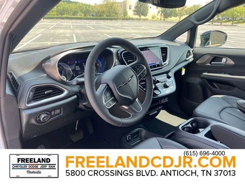 New 2025 Chrysler Pacifica Select image 11