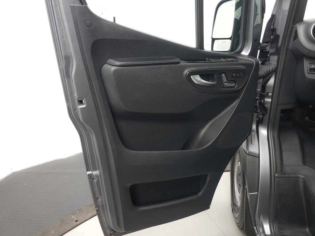 Used 2024 Mercedes-Benz Sprinter 2500 image 5