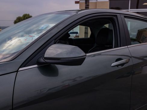 Used 2025 Hyundai Elantra Limited image 12