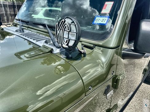 Used 2021 Jeep Gladiator Sport AWD/4WD image 4