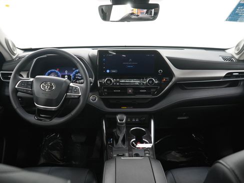 Used 2025 Toyota Highlander Limited AWD/4WD image 17
