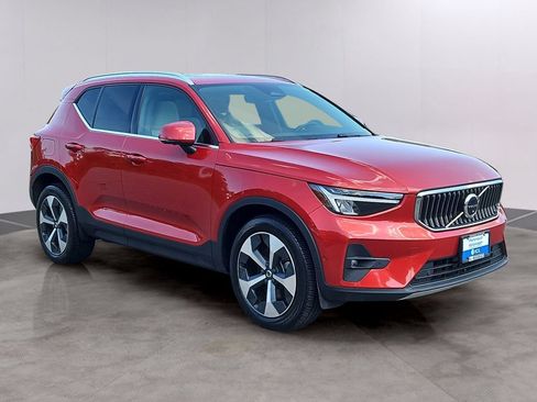 Used 2023 Volvo XC40 B5 Plus w/ Driver Assist Package AWD/4WD image 3