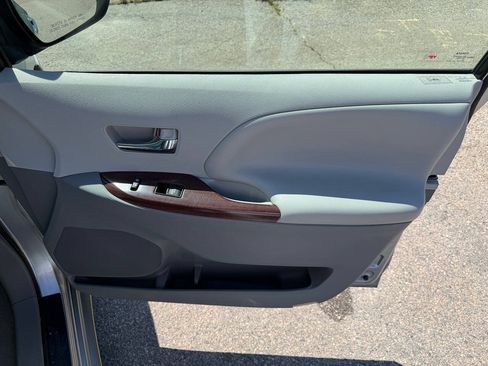 Used 2014 Toyota Sienna XLE AWD/4WD image 15