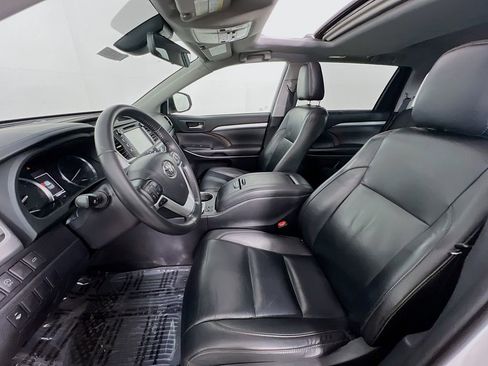 Used 2019 Toyota Highlander XLE AWD/4WD image 20