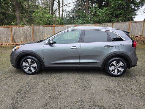Used 2017 Kia Niro LX image 8