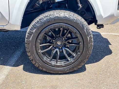 Used 2017 Toyota Tacoma TRD Sport AWD/4WD image 11