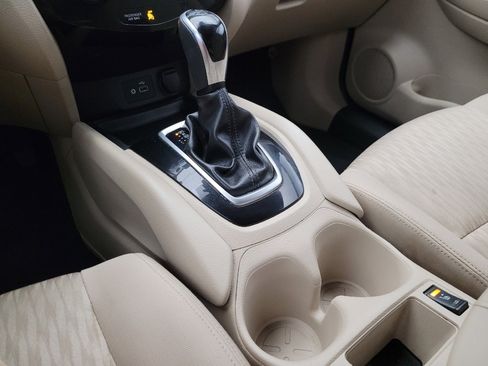 Used 2020 Nissan Rogue SV FWD image 26