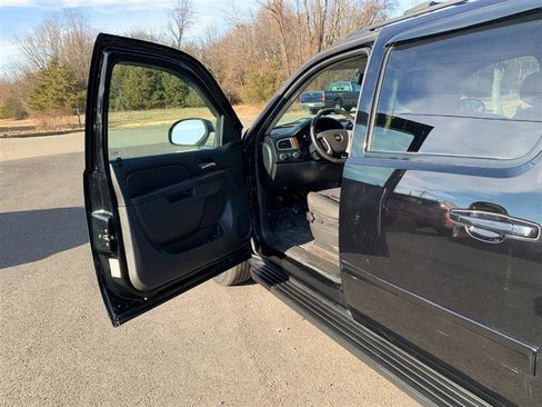 Used 2013 Chevrolet Avalanche LS image 31