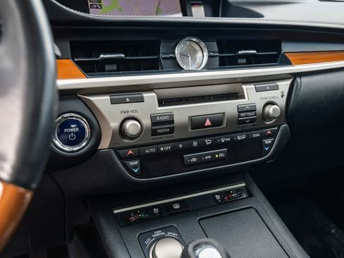 Used 2014 Lexus ES 300h w/ Luxury Package w/Bamboo Trim FWD image 20