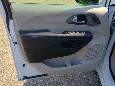 Used 2023 Chrysler Pacifica Touring-L FWD image 20