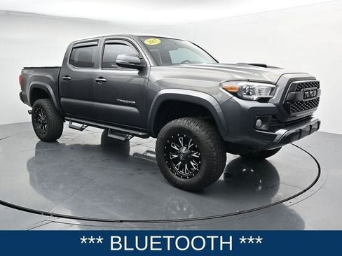 Used 2017 Toyota Tacoma TRD Sport AWD/4WD image 2