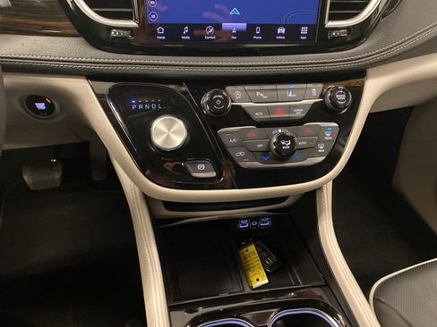 Used 2024 Chrysler Pacifica Limited image 15