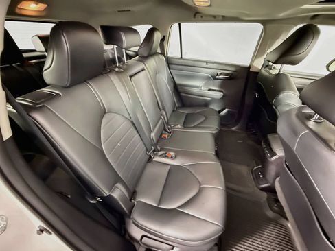 Used 2021 Toyota Highlander XLE AWD/4WD image 30
