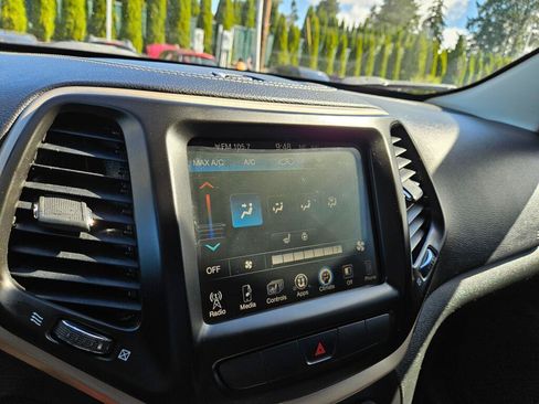 Used 2015 Jeep Cherokee Latitude w/ Cold Weather Group AWD/4WD image 21