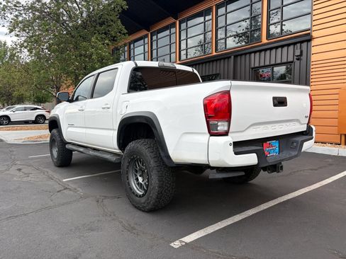 Used 2017 Toyota Tacoma TRD Off-Road AWD/4WD image 3