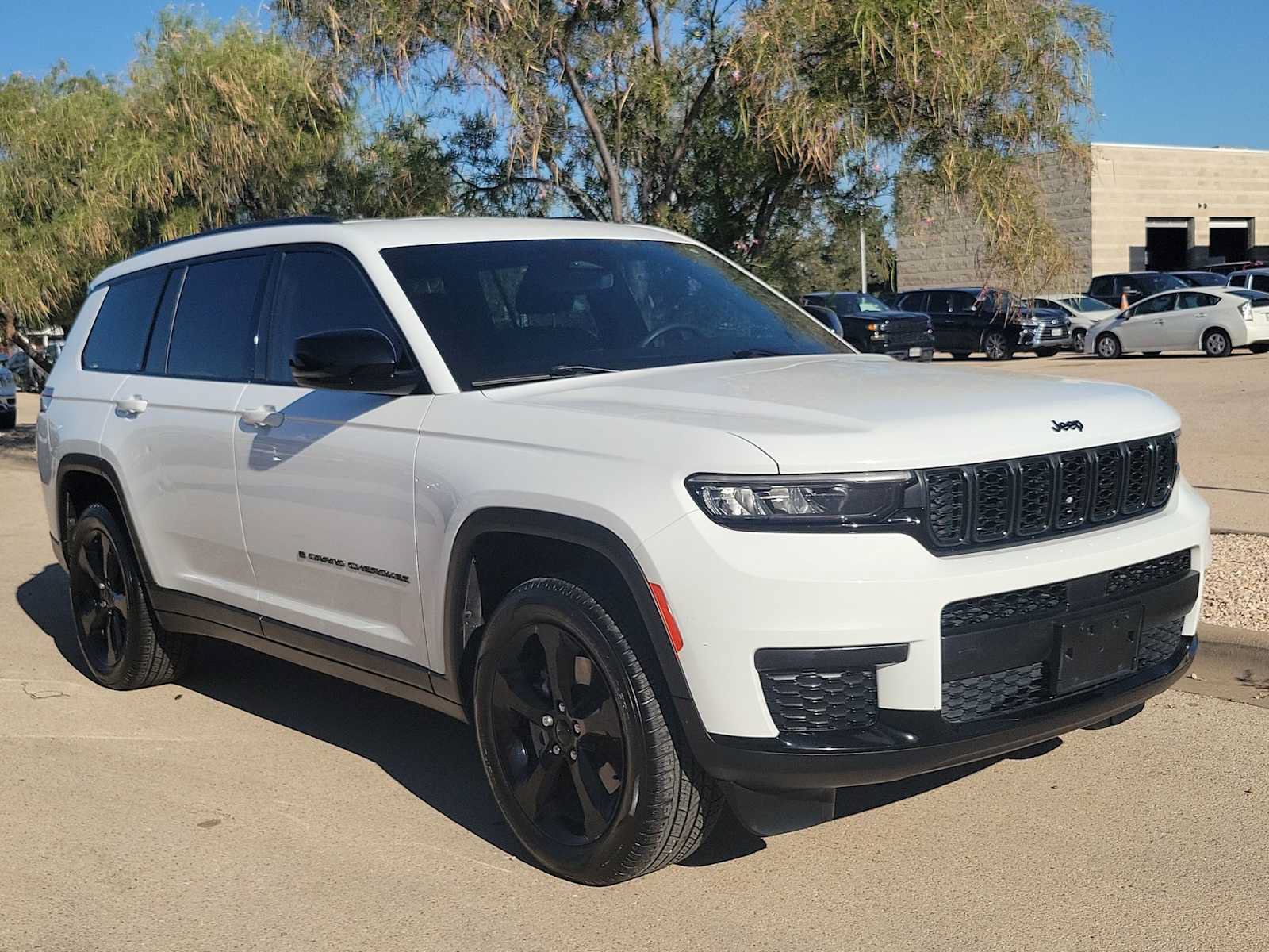 Used 2023 Jeep Grand Cherokee L Laredo AWD/4WD image 2