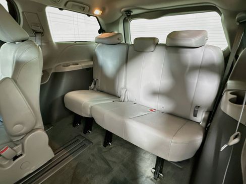 Used 2016 Toyota Sienna XLE w/ XLE Navigation Package FWD image 27