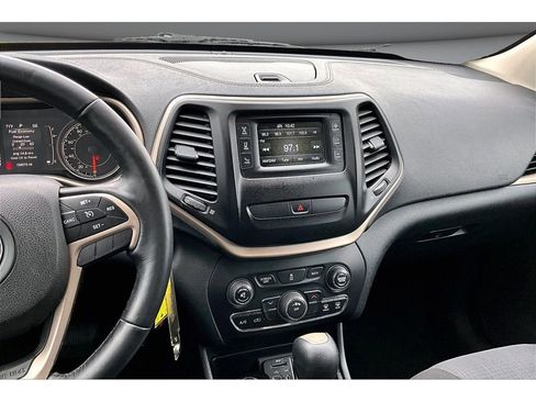 Used 2016 Jeep Cherokee Latitude w/ Cold Weather Group AWD/4WD image 7