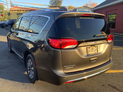 Used 2020 Chrysler Pacifica Touring-L Plus image 3