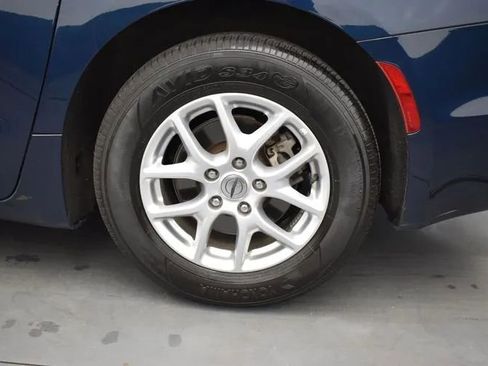Used 2023 Chrysler Pacifica Touring-L FWD image 36