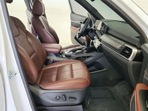 Used 2024 Kia Telluride EX w/ EX Captain's Chair Package image 37