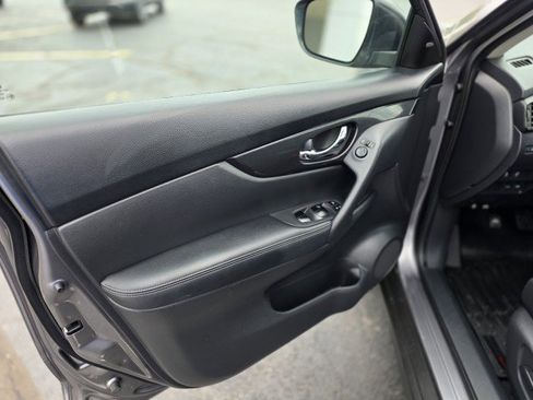 Used 2017 Nissan Rogue SV FWD image 15
