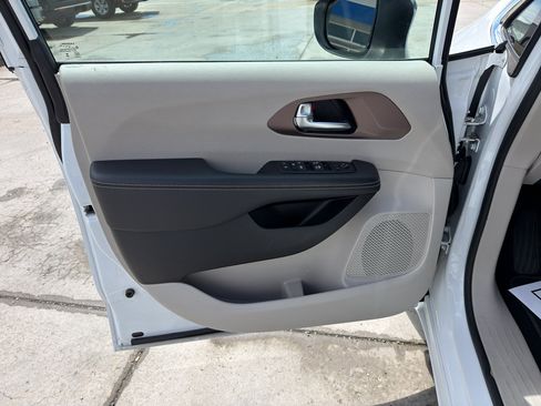 Used 2024 Chrysler Voyager LX FWD image 10