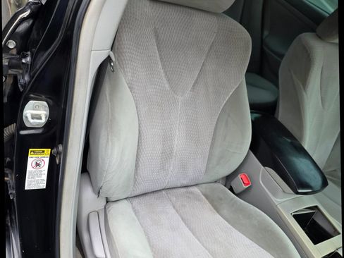 Used 2010 Toyota Camry LE FWD image 16
