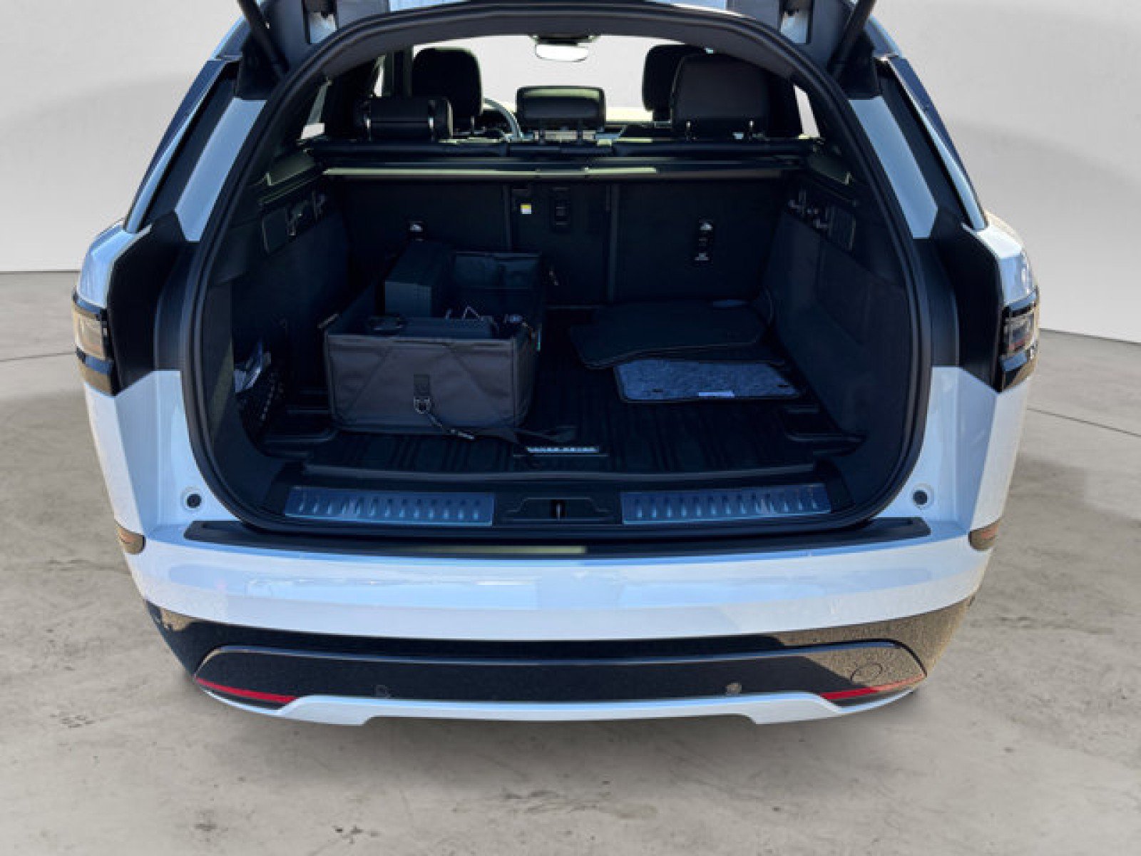 New 2026 Land Rover Range Rover Velar Dynamic SE AWD/4WD image 19