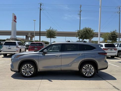 Used 2026 Toyota Highlander Platinum AWD/4WD image 8