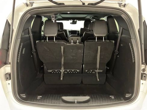 Used 2025 Chrysler Pacifica Limited image 2