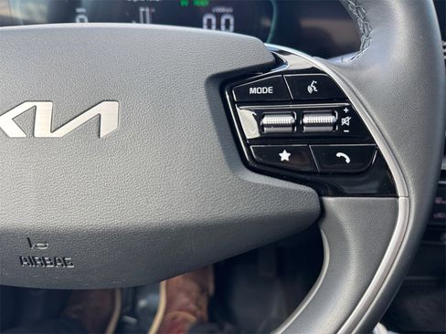 Used 2023 Kia Niro EX image 29