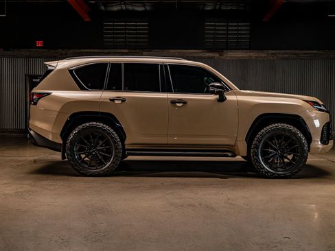 Used 2025 Lexus LX 700h Overtrail AWD/4WD image 9