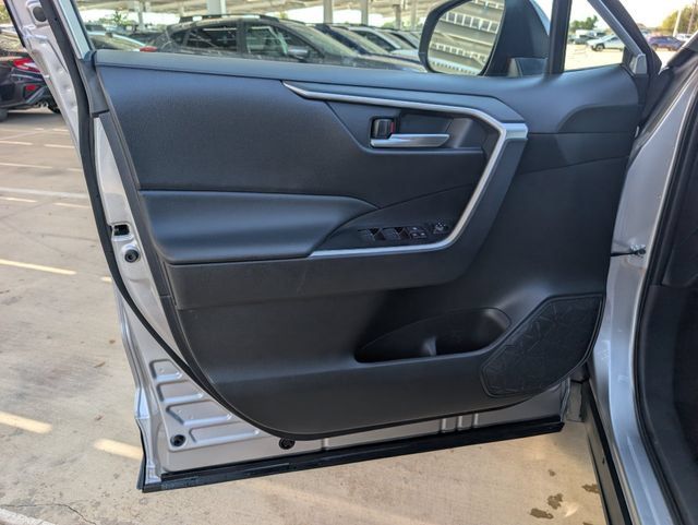 Used 2025 Toyota RAV4 XLE AWD/4WD image 22