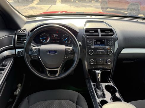 Used 2017 Ford Explorer XLT image 14