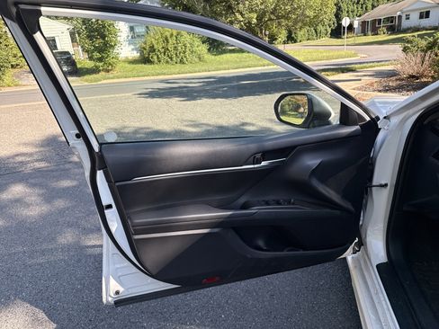 Used 2022 Toyota Camry SE w/ Cold Weather Package image 14