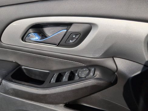 Used 2022 Chevrolet Traverse LT FWD image 15
