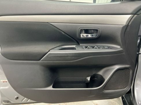 Used 2016 Mitsubishi Outlander SE image 20