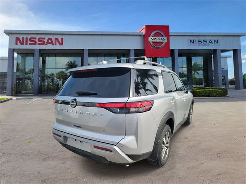 New 2025 Nissan Pathfinder SL image 2