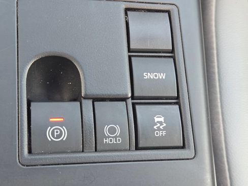Used 2023 Toyota Highlander XLE FWD image 35