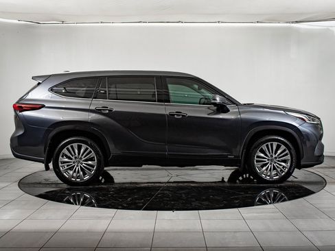 Used 2023 Toyota Highlander Platinum image 11