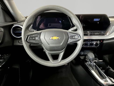 Used 2025 Chevrolet Trax LT FWD image 8