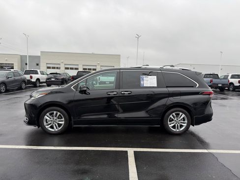Used 2023 Toyota Sienna Limited image 3