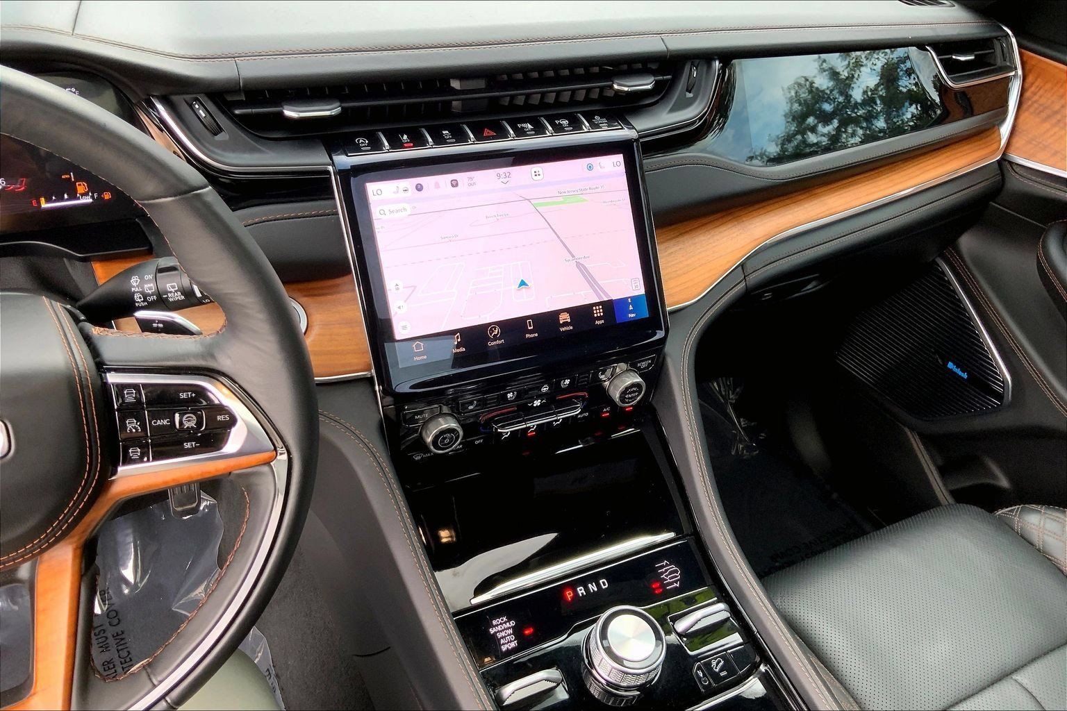 Certified 2025 Jeep Grand Cherokee L Summit AWD/4WD image 6