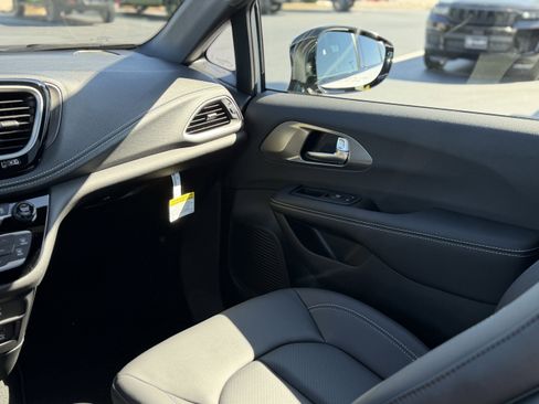 New 2026 Chrysler Pacifica Select image 18