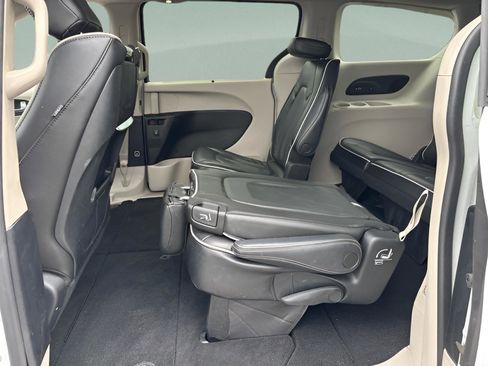 Used 2022 Chrysler Pacifica Limited w/ Uconnect Theater Family Group image 10