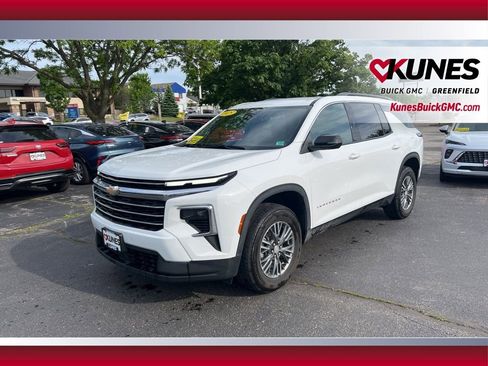 Used 2025 Chevrolet Traverse LT FWD image 12