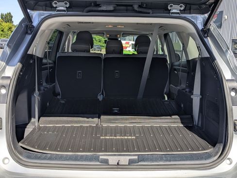 Used 2022 Toyota Highlander XLE AWD/4WD image 36