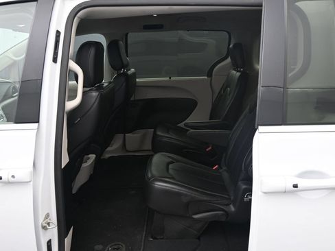 Used 2023 Chrysler Pacifica Touring-L FWD image 17