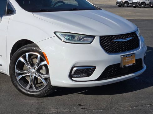 Certified 2022 Chrysler Pacifica Pinnacle AWD/4WD image 2